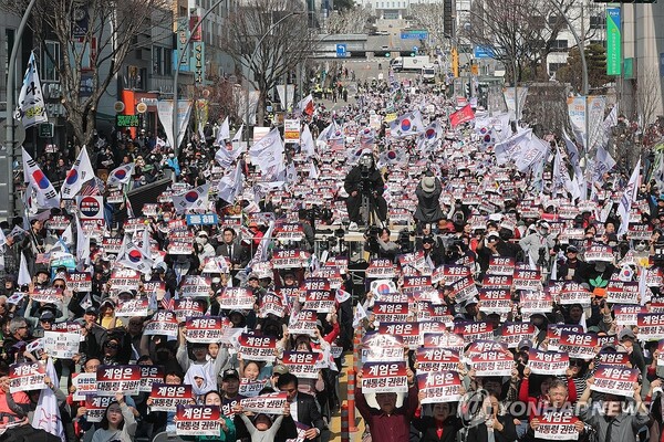 지난 22일 강원도 춘천시에서 열린 탄핵반대 집회에 참석한 시민들. 강원도민은 물론 전국 각지에서 참석한 것으로 알려졌다. 이 자리에는 국민의힘 의원들도 다수 참석해 대통령·총리 탄핵 기각을 외쳤다. /연합