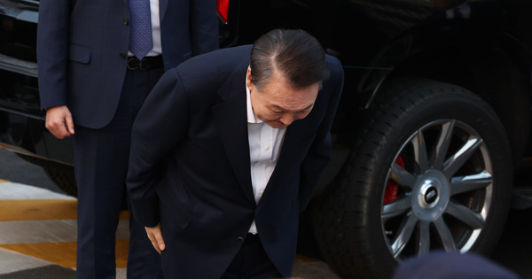 서울구치소에서 석방된 윤석열 대통령이 8일 서울 한남동 관저 앞에 도착, 차량에서 내려 지지자들을 향해 인사하고 있다. /연합