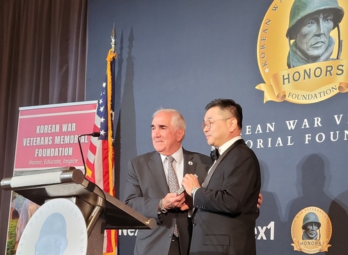 한국전참전용사기념재단으로부터 감사패 받은 구본상 LIG 회장(우). /연합