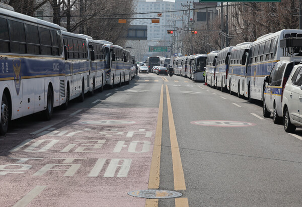 헌법재판소의 윤석열 대통령 탄핵 심판 결정이 다가오고 있는 가운데 23일 서울 종로구 헌법재판소 앞에 경찰버스 차벽이 설치돼있다. /연합