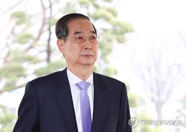 직무 복귀한 한덕수 대통령 권한대행 국무총리가 24일 정부서울청사로 출근하고 있다. /연합