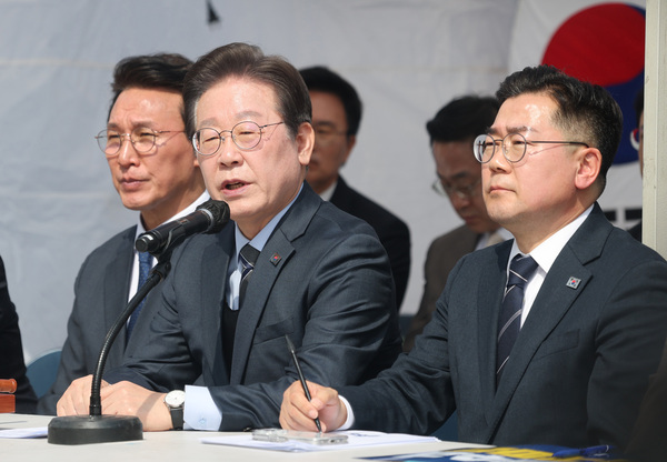 더불어민주당 이재명 대표가 24일 서울 종로구 경복궁역 부근 광화문 더불어민주당 천막당사에서 열린 최고위원회의에서 발언하고 있다. /연합