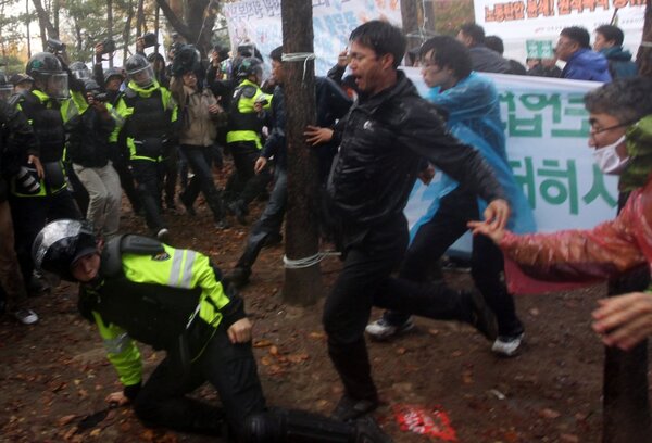 2011년 11월 10일 오후 서울 영등포구 여의도동 산업은행 앞에서 집회를 마친 한미FTA저지범국민운동본부 회원들이 한나라당 당사로 가려던 중 이를 제지하던 경찰을 집단폭행하고 있다. 이들은 경찰도 ‘사람’이라는 생각을 거의 하지 않았다. /연합