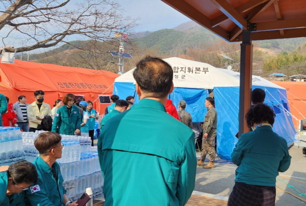 한국교회봉사단이 지난 24일 경남 산불현장 통합지휘본부를 방문해 피해 주민들을 위로했다. /한국교회봉사단