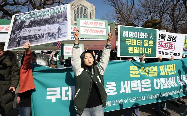 지난달 26일 이화여대에서 열린 윤석열 대통령 탄핵반대 시국선언 모습. 이날 이화여대 학생들이 시국선언을 하려 하자 종북단체인 ‘대학생진보연합(대진련)’이 방해를 시도했다. 하지만 사진 속 학생의 기선제압에 무위로 돌아갔다. /연합
