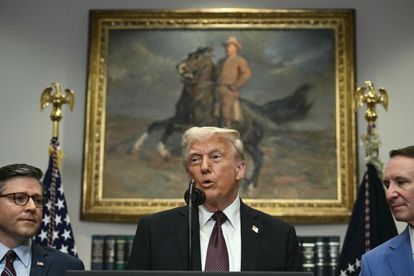 도널드 트럼프 미국 대통령이 24일(현지시간) 백악관에서 정의선 현대차그룹 회장의 대미 투자 발표 행사 뒤 기자들의 질문에 답변하고 있다. /연합