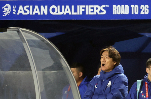 25일 수원월드컵경기장에서 열린 2026 북중미 월드컵 아시아 3차 예선 B조 8차전 대한민국과 요르단의 경기. 홍명보 감독이 선수들에게 작전을 지시하고 있다. /연합
