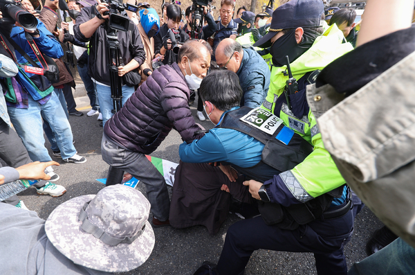 지난 25일 오후 남태령에 도착한 전국농민회총연맹(전농) 트랙터 시위대가 경찰과 몸싸움을 벌이는 모습. 얇은 패딩점퍼를 입은 노인들이 전농 시위대다. /연합