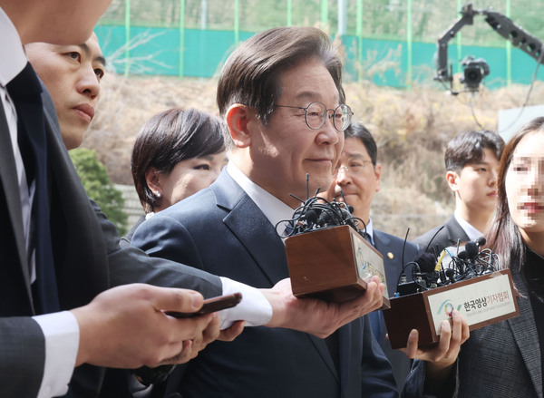 더불어민주당 이재명 대표가 26일 서울 서초구 서울고등법원에서 열린 공직선거법 위반 혐의 2심 선고 공판에 출석하고 있다. /연합