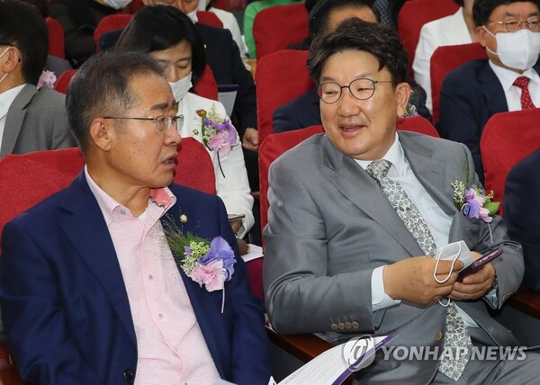 지난 2020년 한 행사장에서 대화를 나누는 홍준표 대구시장과 권성동 국민의힘 원내대표. /연합