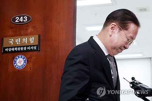 26일 이재명 더불어민주당 대표의 공직선거법 위반에 대한 항소심 재판에서 무죄가 선고된 뒤 여야의 반응은 극명하게 갈렸다. 국민의힘 비상대책위원회의를 마치고 나온 권영세 국힘 비대위원장. /연합