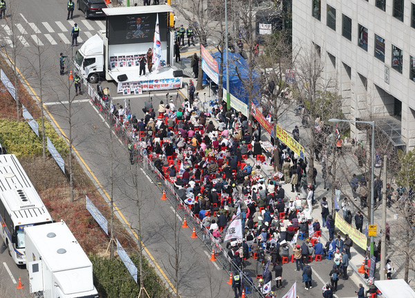 더불어민주당 이재명 대표의 공직선거법 2심 선고 공판을 앞둔 26일 서울 서초구 서울중앙지방법원 인근에서 이 대표 구속 촉구 집회가 열리고 있다. /연합