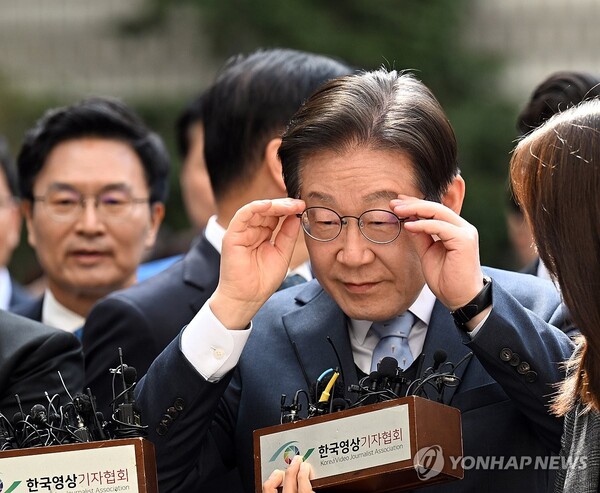 지난 26일 오후 공직선거법 위반 혐의 재판 항소심 선고공판에 출석하는 이재명 더불어민주당 대표. 이전까지 어두웠던 그의 낯빛은 이날 선고 전에 매우 밝아졌다. /연합