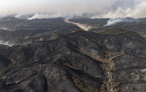 경북 의성군 산불 발생 나흘째인 지난 25일 산불이 휩쓸고 간 의성군 산림이 폐허가 된 모습을 보이는 가운데 산불이 안동시 쪽으로 번져나가고 있다. 22일 발생한 의성 산불의 산불영향규모는 현재까지 1만2천565㏊로, 2000년 4월 강원 강릉·동해·삼척·고성 산불(2만3천913ha), 2022년 3월 경북 울진·강원 강릉·동해·삼척 산불(2만523ha)에 이어 국내 산불 피해 규모로는 세 번째로 큰 것으로 파악되고 있다. /연합