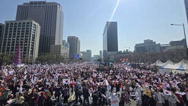 지난 22일 서울 광화문 광장 일대에서 열린 '윤석열 대통령 탄핵반대 광화문 국민대회'에 참석한 애국시민들의 모습. 대부분의 광화문 애국시민들은 나라를 사랑하고 열정이 있지만 질서를 잘 지키는 온건한 시민들이다. /대국본