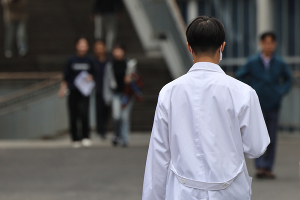 서울대학교 의과대학생의 등록 마감일인 27일 서울대 의대 모습. 서울대 의대 학생회는 전날 밤부터 이날 오전까지 투쟁 방식에 대한 투표를 진행한 결과 66%가량이 등록에 찬성한 것으로 알려졌다. 제적 위험을 감수하며 등록을 거부하는 대신 일단 등록을 한 후 휴학이나 수업 거부 등의 방식으로 투쟁을 이어가겠다는 것이다. 서울대 의대 복귀 시한은 이날 오후 5시였다. /연합