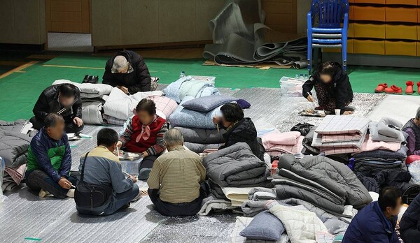 28일 경북 영양군 이재민 대피소인 영양군민회관에서 이재민들이 식사를 하고 있다. /연합