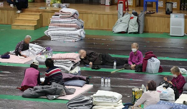 28일 경북 영양군 이재민 대피소인 영양군민회관에서 이재민들이 아침 식사를 기다리며 휴식하고 있다. /연합