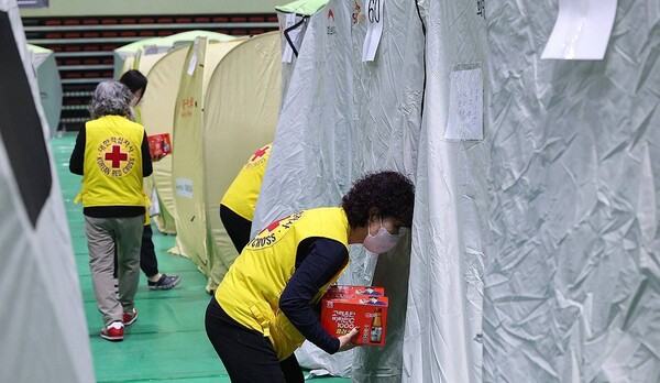 27일 오후 경북 안동시 안동체육관에 마련된 산불대피소에서 대한적십자사 봉사원들이 구호물품을 전달하고 있다. /연합