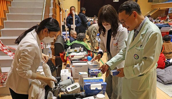 27일 경북 영덕군 영덕읍 영덕국민체육센터에 마련된 산불 이재민 대피소에서 보건소 직원과 봉사자가 의약품을 준비하고 있다. /연합