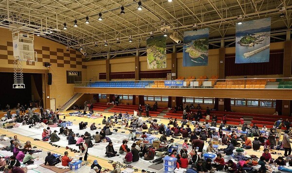 27일 경북 영덕군 영덕읍 영덕국민체육센터에 마련된 산불 이재민 대피소에서 이재민들이 앉아 있다. /연합