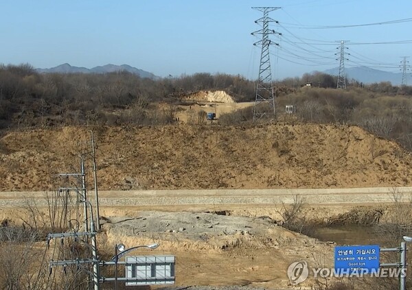 북한 정권이 수립된 지 80여 년이 되어가지만 날이 갈수록 전력사정은 더 열악해져 가고 있다는 분석이 나온다. 사진은 경의선 주변 송전탑에 오른 북한군이 작업하는 모습. /연합