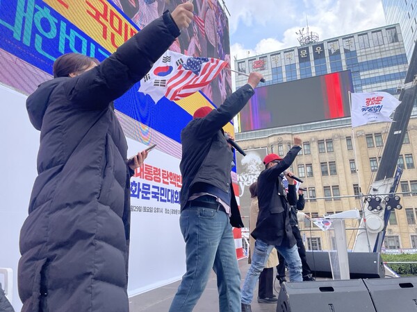 29일 ‘윤석열 대통령 탄핵반대 광화문 국민대회’에서 청년들이 무대로 나와 함께 율동을 하고 있다. /대국본