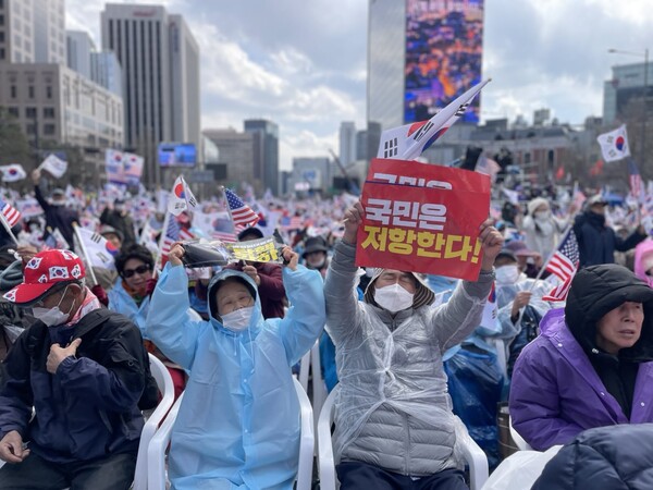 29일 ‘윤석열 대통령 탄핵반대 광화문 국민대회’에서 한 시민이 '국민은 저항한다'는 손팻말을 양손으로 들고 있다. /대국본