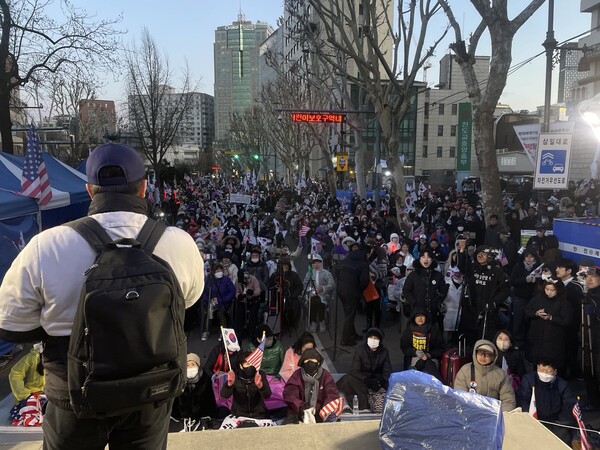 29일 ‘윤석열 대통령 탄핵반대 광화문 국민대회’의 2부 행사가 헌법재판소 인근 안국역 5번 출구 주변에서 진행되고 있다. /대국본