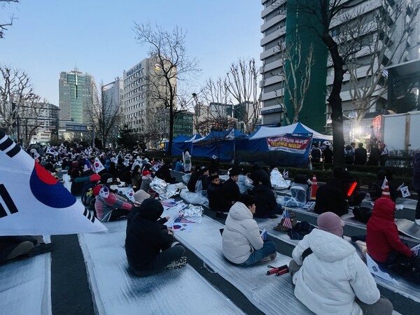 29일 ‘윤석열 대통령 탄핵반대 광화문 국민대회’의 2부 행사가 헌법재판소 인근 안국역 5번 출구 주변에서 진행되고 있다. /대국본