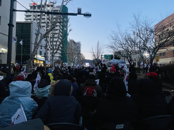 29일 ‘윤석열 대통령 탄핵반대 광화문 국민대회’의 2부 행사가 헌법재판소 인근 안국역 5번 출구 주변에서 진행되고 있다. /대국본