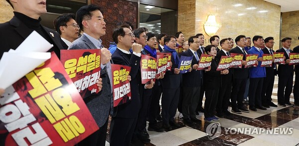 지난 28일 국회 로텐더홀에 모여 한덕수 권한대행을 향해 마은혁 헌재 재판관 후보자 임명을 촉구하는 더불어민주당 초선의원 모임 ‘더민초’ 회원들. 이들이 주장대로 행동할 경우 내란 혐의 적용이 가능하다. /연합