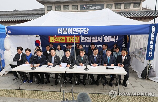 경희궁 앞 공터에 설치한 천막당사에서 원내대책회의를 갖는 더불어민주당 지도부. 민주당은 윤석열 대통령 탄핵인용 결정을 끌어내기 위해 헌법재판소를 계속 위협하고 있다. /연합