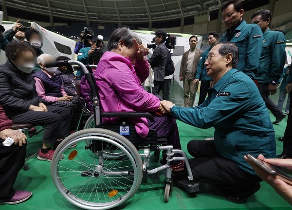 한덕수 대통령 권한대행 겸 국무총리가 지난 28일 경북 안동체육관에 설치한 주민대피소에 머물고 있는 주민들을 위로하고 있다. 한 대행은 탄핵 기각 결정이 나오자마자 복귀해 회의를 주재한 뒤 산불 현장으로 달려갔다. /연합