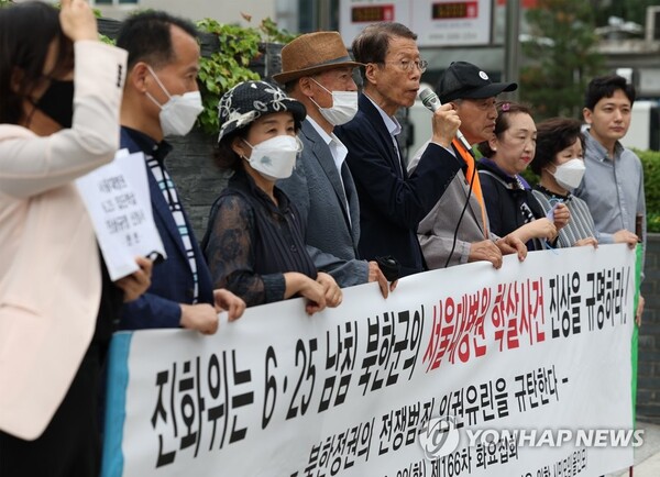 한반도인권과통일을위한변호사모임과 올바른북한인권법을위한시민모임 관계자들이 지난 2022년 6월 서울 중구 진실ㆍ화해를위한과거사정리위원회 앞에서 서울대 병원 학살 진실규명 신청서를 제출하기 전 집회를 열고 있다. 이 집회에 참석한 박선영 (사)물망초 이사장이 현재 진실화해위 위원장이다. /연합