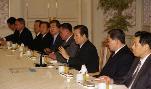 1998년 7월 청와대에서 전국경제인연합회 회장단과 접견하는 김대중 당시 대통령. 김대중 대통령은 대기업 회장들에게 86 운동권 출신을 특채해 달라고 요청한 것으로 알려져 있다. /대통령 기록관 