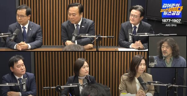 지난 3월 31일 김어준의 유튜브 채널 ‘겸손은 힘들다 뉴스공장’에 출연한 더불어민주당 초선의원 6명은 "줄 탄핵으로 행정부를 마비시키고 그 권한을 국회가 뺏어와야 한다"는 김 씨의 주장에 별다른 반박을 내놓지 않았다. /김어준의 겸손은 힘들다 뉴스공장 영상캡처