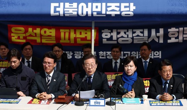 지난 3월 31일 서울 경복궁 앞 공터에 차린 민주당 천막당사에서 최고위원회의를 주재하는 이재명 대표. 이 대표는 이날 회의에서 "윤석열 복귀는 곧 제2의 계엄"이라며 "전국적인 유혈사태가 발생하면 감당할 수 있겠느냐"고 협박했다. /뉴스1