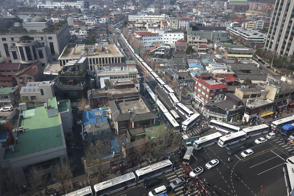 헌법재판소가 윤석열 대통령 탄핵심판 선고일을 발표한 1일 헌재 인근에 경찰버스 차벽이 설치되고 있다. /연합