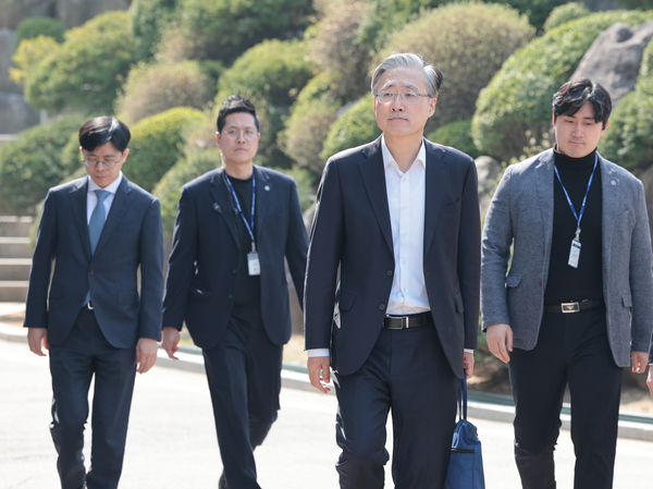 윤석열 대통령 탄핵 선고 기일을 앞두고 1일 서울 종로구 헌법재판소에서 김형두 헌법재판관(오른쪽 두번째)이 직원들과 헌재 경내를 점검하고 있다. /연합