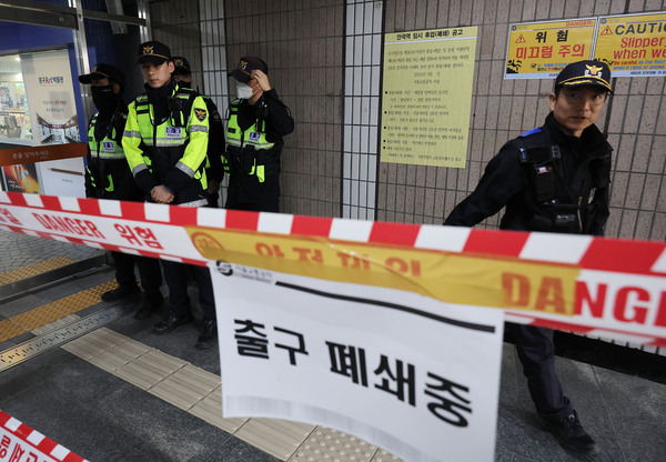 헌법재판소가 윤석열 대통령 탄핵심판 선고일을 발표한 1일 헌재 인근 서울 지하철 3호선 안국역 한 출입구에 통제선이 설치돼 있다. 안국역은 선고 당일인 4일 첫 차부터 역을 폐쇄한 뒤 무정차 운행할 예정이다. /연합