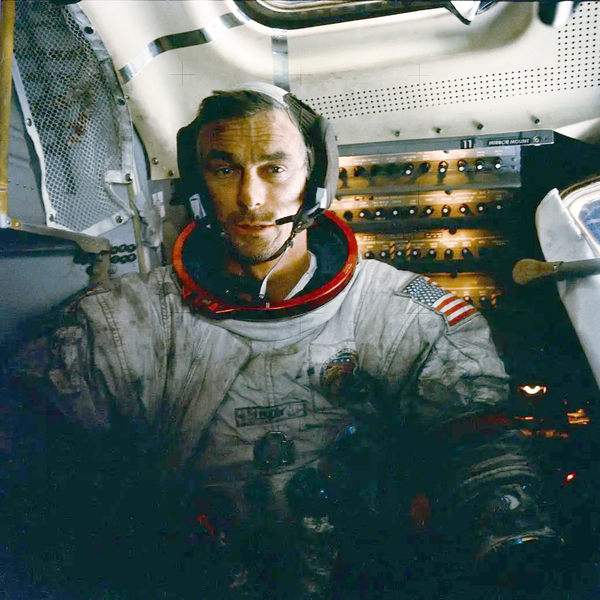 NASA는 아폴로 프로젝트 당시 달에 착륙한 우주비행사들이 호소한 건강 이상 증상을 통해 외계행성 먼지의 위험성을 인식했다. 사진은 달 탐사 임무를 마치고 먼지를 잔뜩 묻힌 채 착륙선으로 귀환한 아폴로 17호의 우주비행사 유진 서넌의 모습. /NASA