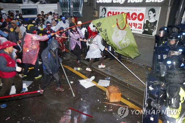 2015년 11월 ‘박근혜 퇴진을 위한 민중총궐기’ 당시 민노총 조합원들이 경찰을 위협하고 있다. 4일 윤석열 대통령 탄핵 선고기일 좌파 진영이 이런 모습을 다시 재현할 수 있다. /연합