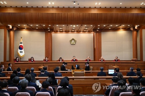 윤석열 대통령 탄핵심판 선고 기일인 4일 서울 종로구 헌법재판소 대심판정에 헌법재판관들이 입장해 있다.  /연합