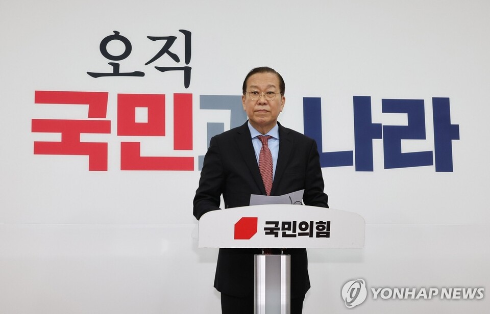 국민의힘 권영세 비상대책위원장이 4일 서울 여의도 국회에서 헌재의 윤석열 전 대통령 탄핵 인용이 발표되자 입장을 밝히고 있다. /연합