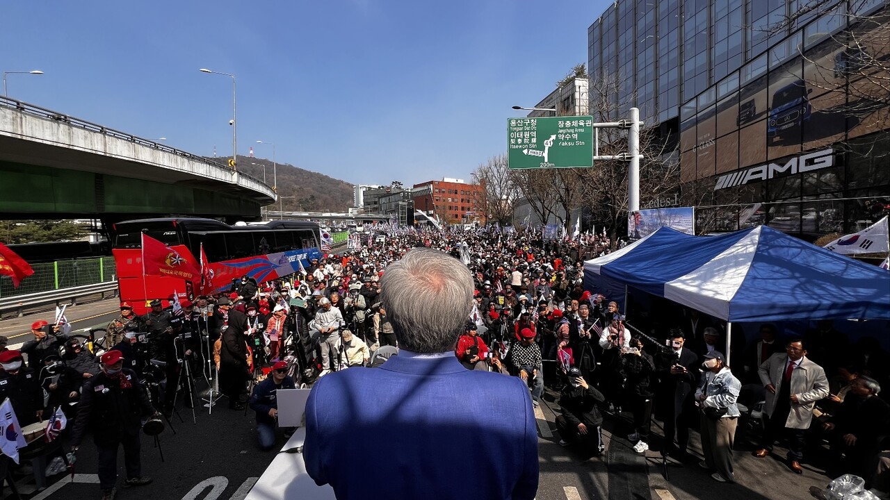 전광훈 목사가 4일 서울 한남동 인근에서 윤 대통령 지지자들에게 연설하고 있다.   /대국본