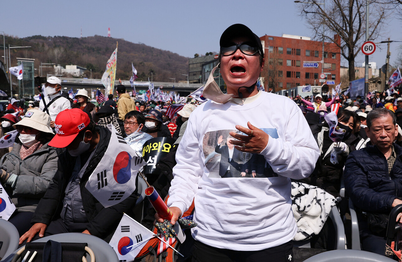 헌법재판소가 윤석열 대통령의 파면을 선고한 4일 서울 용산구 한남동 대통령 관저 인근에서 열린 대한민국바로세우기국민운동본부 탄핵반대 집회에서 한 지지자가 오열하고 있다. /연합