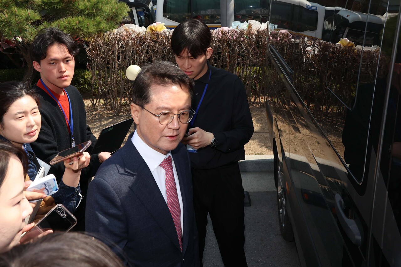 윤석열 대통령의 탄핵심판 선고일인 4일 서울 종로구 헌법재판소에서 재판관 만장일치 의견으로 국회의 탄핵소추의결이 인용되자 윤 대통령 측 대리인인 윤갑근 변호사가 헌재를 나서고 있다.  /연합