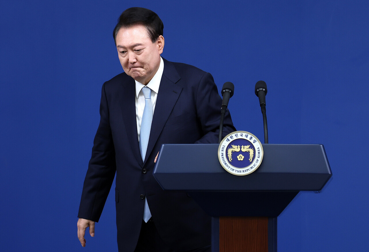 윤석열 대통령이 지난해 8월 29일 서울 용산 대통령실청사 브리핑룸에서 국정브리핑 및 기자회견을 마치고 퇴장하는 모습.  /뉴스1