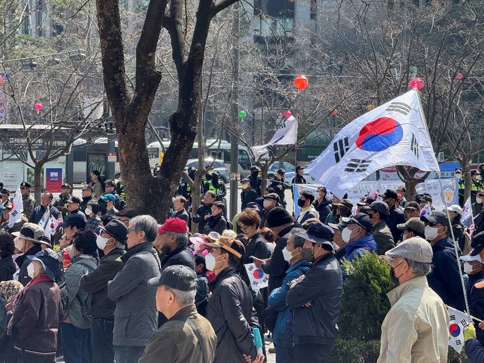 4일 오전 11시 이승만 광장에 모인 애국시민들이 대통령 탄핵선고 결과를 스크린으로 지켜보고 있다.  /신지훈 기자